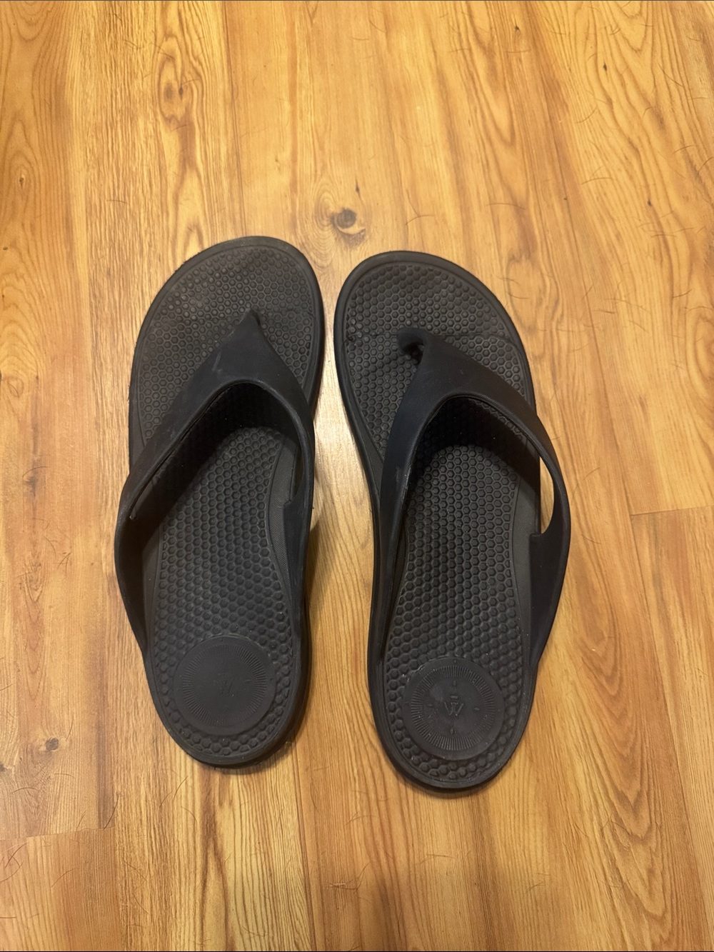 totes Black Flip Flop Sandals